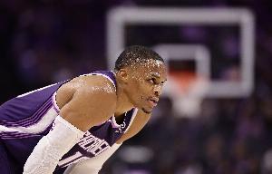 效率不行！威少19投仅6中拿到14分4板5助出现6失误 正负值-17