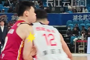 CBA杯赛对抗强度拉满，张宁防守屡遭李祥波撞击 💥